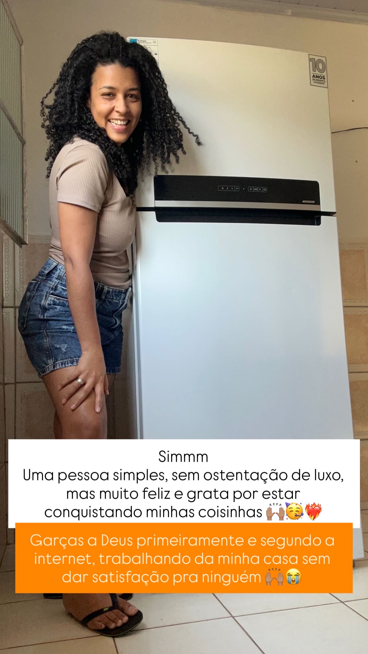 Andrea Januário emocionada com a geladeira nova conquistada com seu trabalho