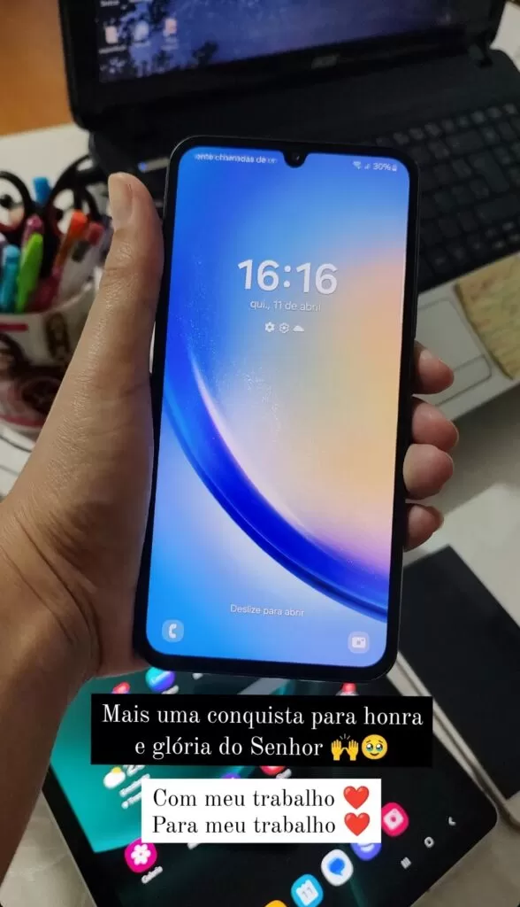 Celular novo conquistado por Andrea